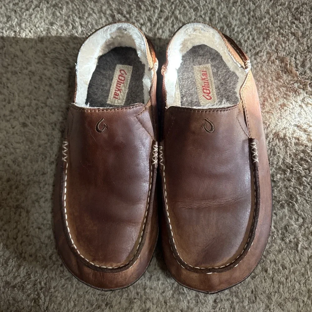 OluKai Moloa Slipper Mens 10 Toffee Dark Wood Leather Shearling Wool Lining